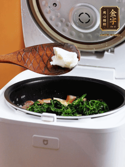 放入電飯鍋、加1勺豬油翻拌均勻