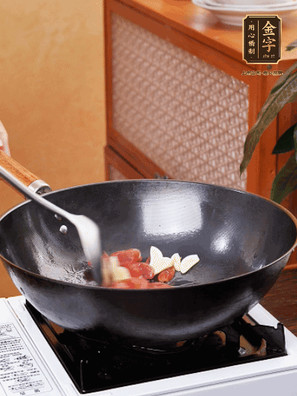 熱油，香腸微微煸出香味，加蒜片、小米辣