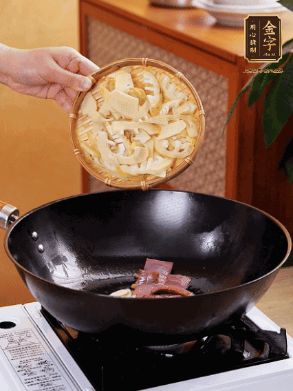 油熱，下蒜末、火腿煸炒出香味，再下筍片微微翻炒