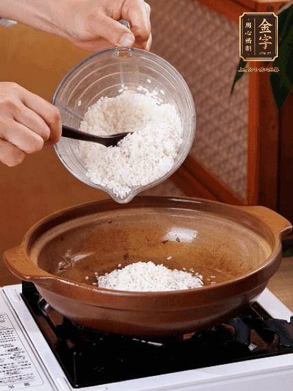 砂鍋中倒入煎羊肚菌的油，涂勻。加入提前浸泡過1小時(shí)的生米，再加入和生米齊平的水,,蓋蓋子，大火煮沸后轉(zhuǎn)小火煮至水分微干