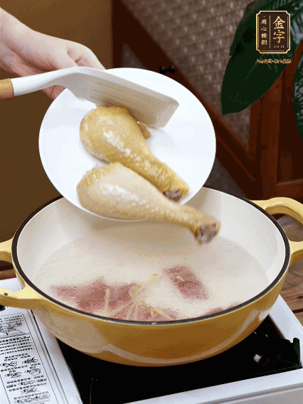 倒清水，放雞腿，大火煮開轉(zhuǎn)中小火煮20分鐘