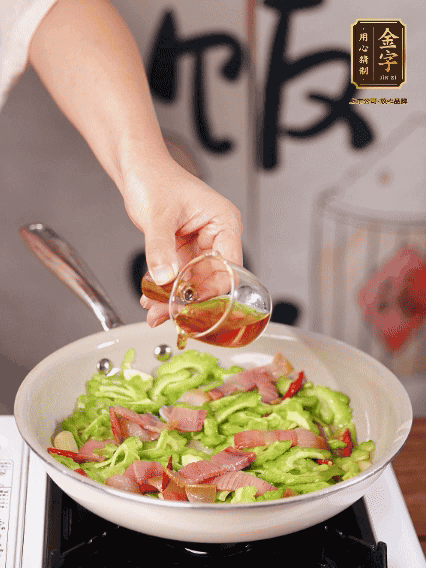 淋一圈料酒，少許糖調(diào)味
