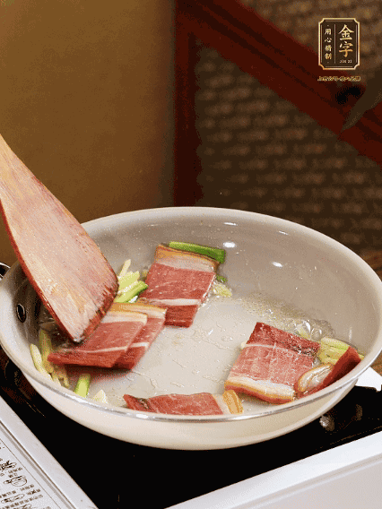 熱油下鍋，火腿、蔥姜蒜煸出香味備用