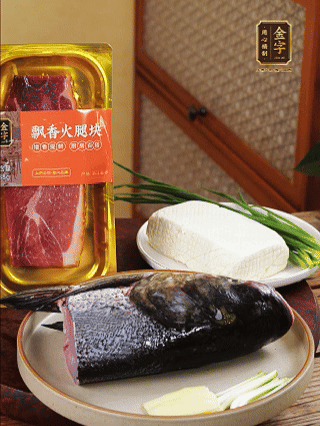 花鰱魚頭處理干凈（刮黑膜、除貼骨血、拔魚牙、剪魚鰭、刮凈魚肉表面雜質(zhì)），從中間劈開成兩半，擦干水分