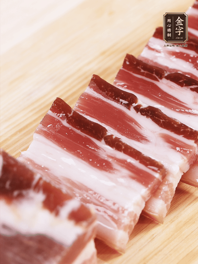 金字淡咸肉切厚片；金字淡咸肉、仔排加蔥姜、料酒焯水3分鐘，溫水洗凈。