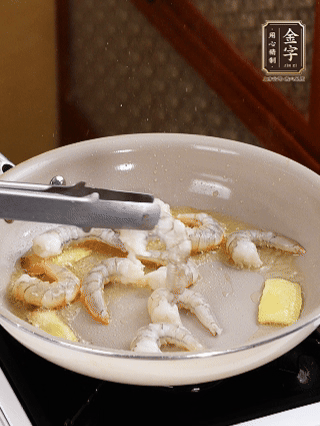 秘制煲仔飯醬油：2勺蒸魚豉油、半小勺糖、1大勺清水攪拌均勻煮1分鐘