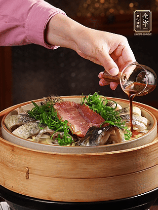 蒸魚時做蒸魚醬汁：鍋中少油，蔥白段、姜片、蒜片、洋蔥絲爆香，加2勺蒸魚豉油、3勺清水、一點白糖煮沸。（比單純淋蒸魚豉油香得多）